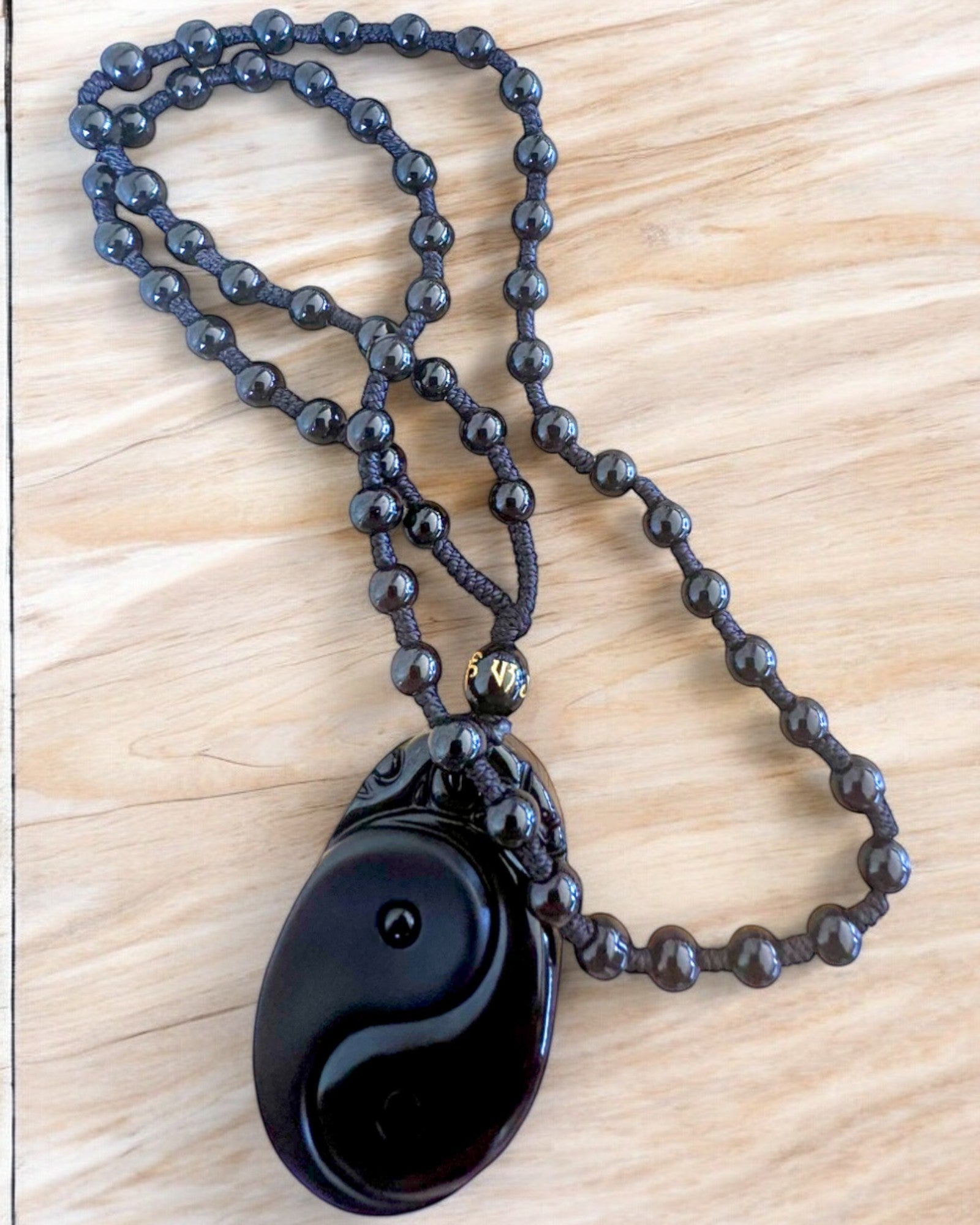 Obsidianowy Amulet Yin Yang z Grawerem - Harmonia i Ochrona, personalizacja grawerem na prezent