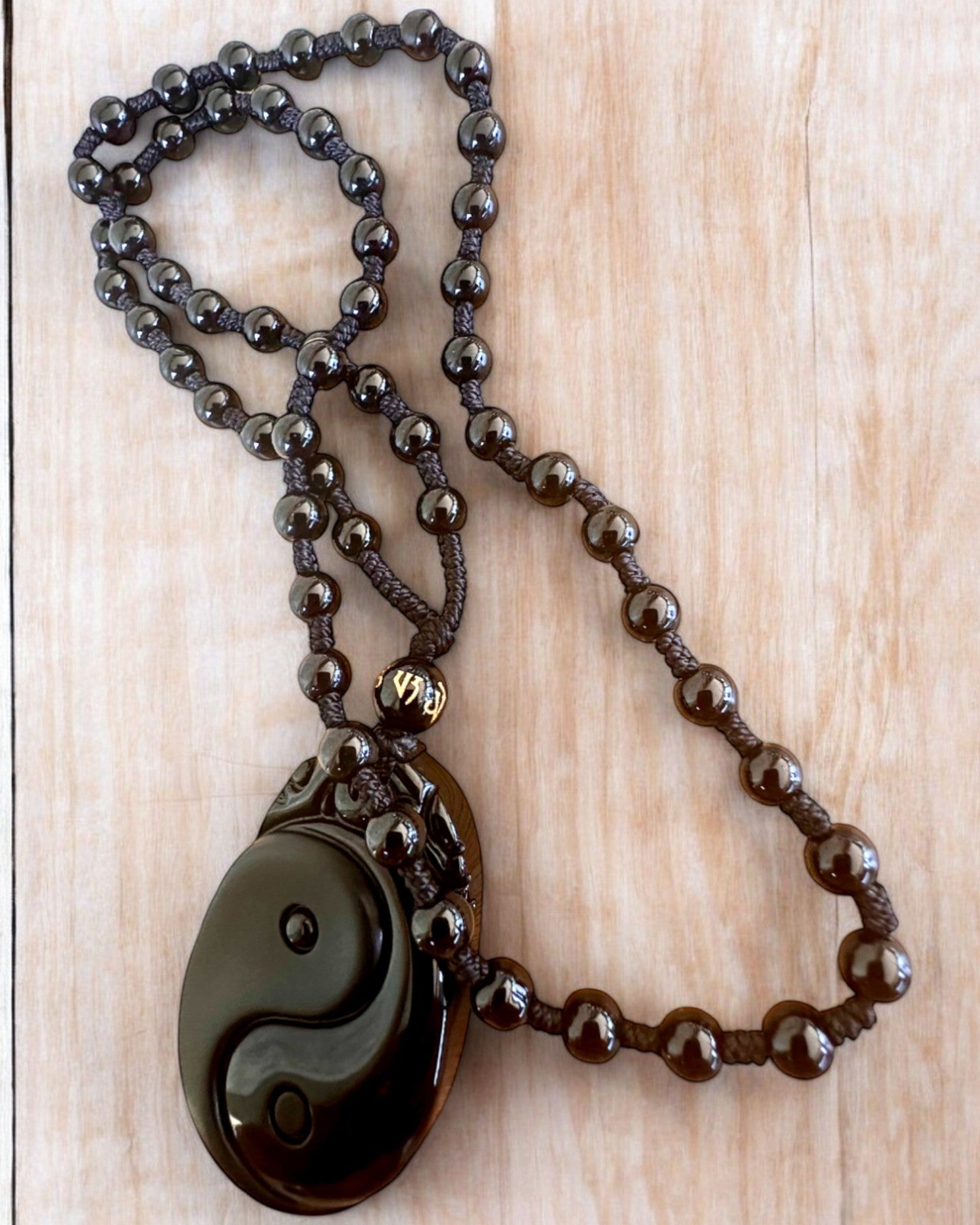 Obsidianowy Amulet Yin Yang z Grawerem - Harmonia i Ochrona, personalizacja grawerem na prezent