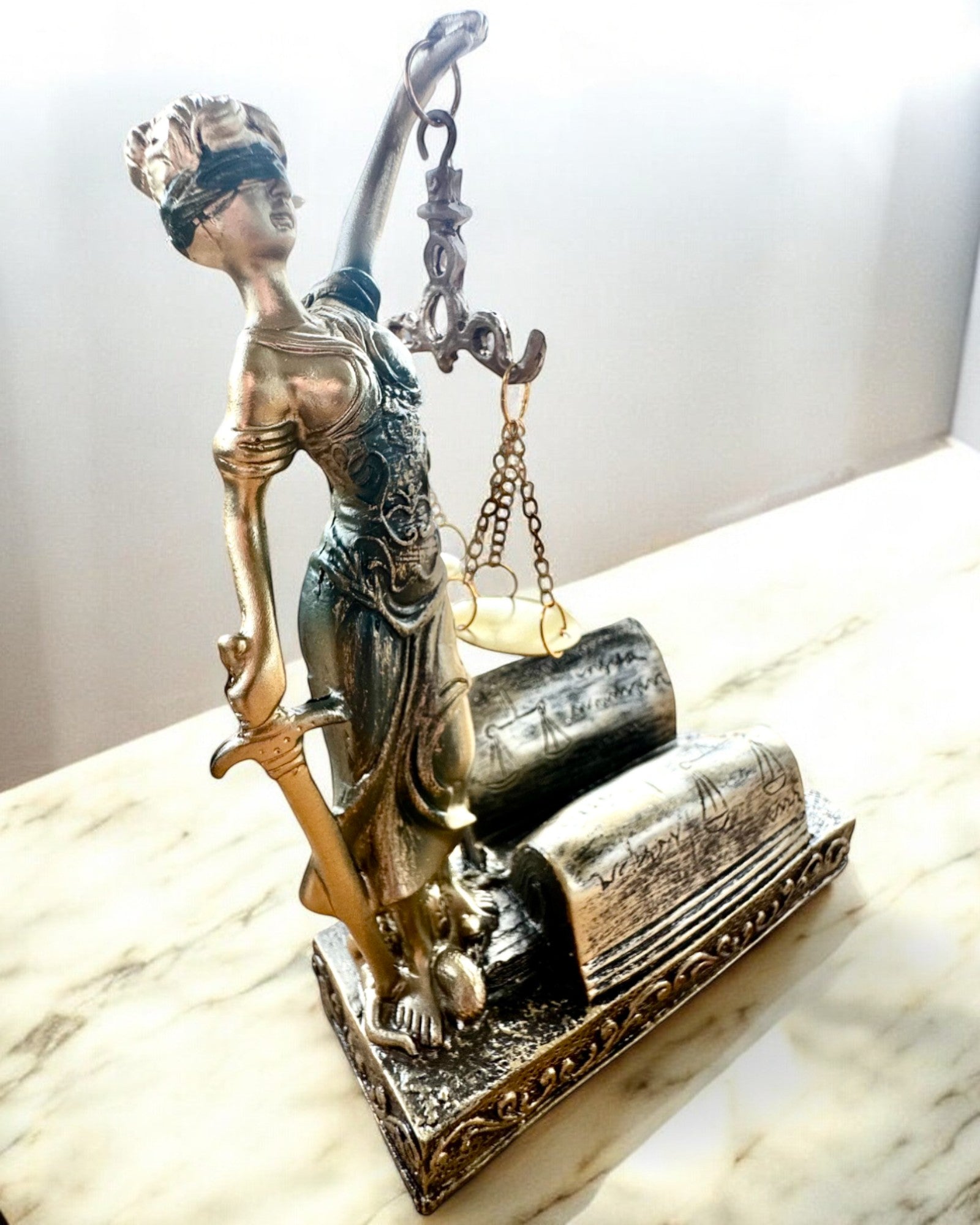 Statuetka "Justicia 2" - Bogini Sprawiedliwości  – Artystyczna Dekoracja na Półkę, Rzemiosło z Żywicy, personalizacja grawerem