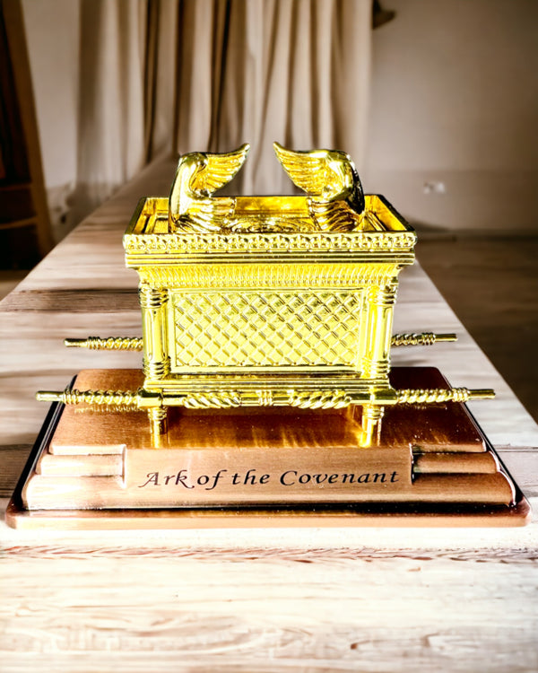 Majestatyczna Miniatura Arki Przymierza w Złotej Oprawie 11.2 x 5.8 x 7.3cm - Ekskluzywna arka, Dekoracja w Złotym Wydaniu