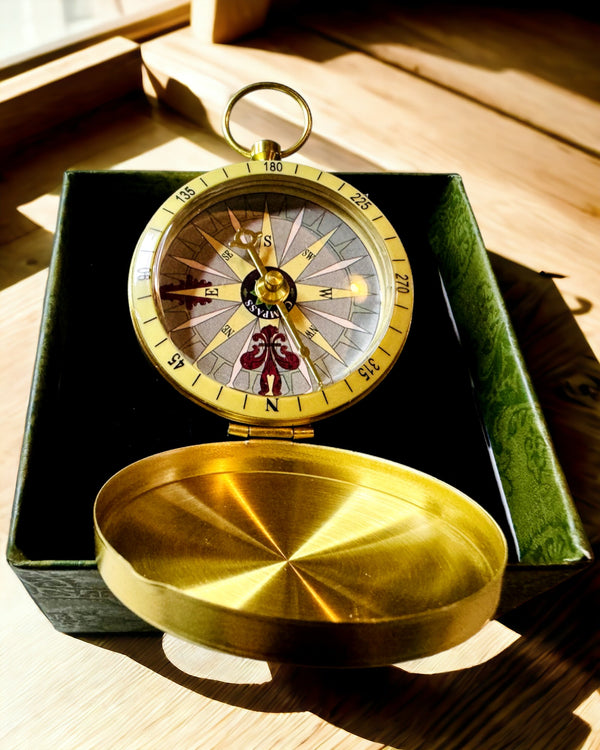 Kompas Nawigacyjny w Stylu Retro – Przenośny i Precyzyjny Instrument do Wyznaczania Kierunku dla Podróżników i Odkrywców. Grawer, personalizacja.