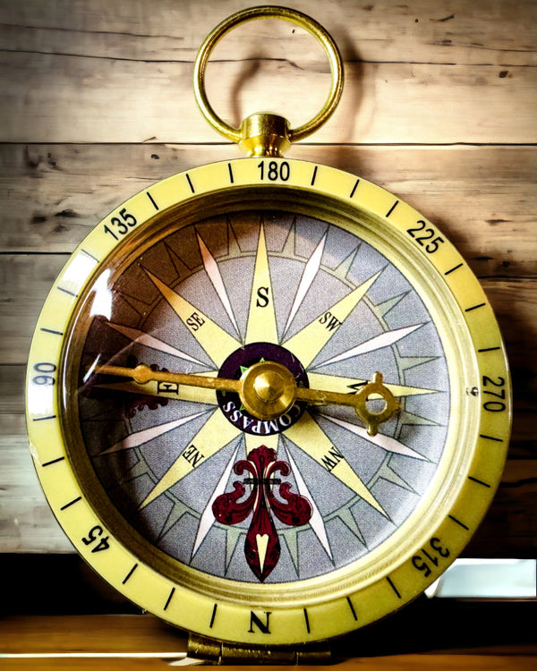 Kompas Nawigacyjny w Stylu Retro – Przenośny i Precyzyjny Instrument do Wyznaczania Kierunku dla Podróżników i Odkrywców. Grawer, personalizacja.