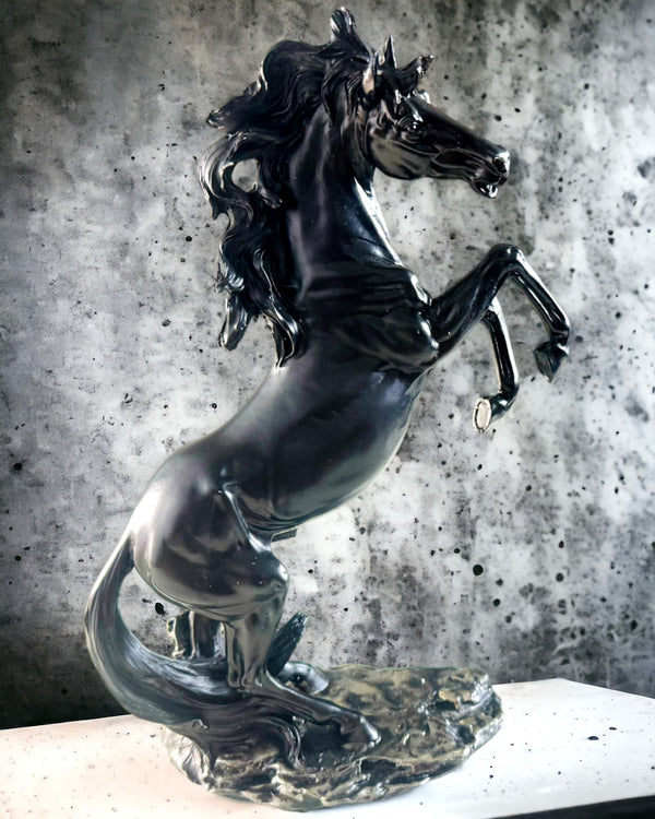 Czarna Perła - Rzeźba Konia Elegancja w Ruchu - Możliwość Grawerowania
