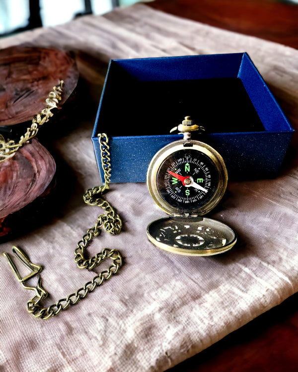 Antyczny Brązowo-złoty Kieszonkowy Kompas z Wzorem Ażurowym – Perfekcyjny dla Eksploratorów i Miłośników Retro. Personalizacja grawerem