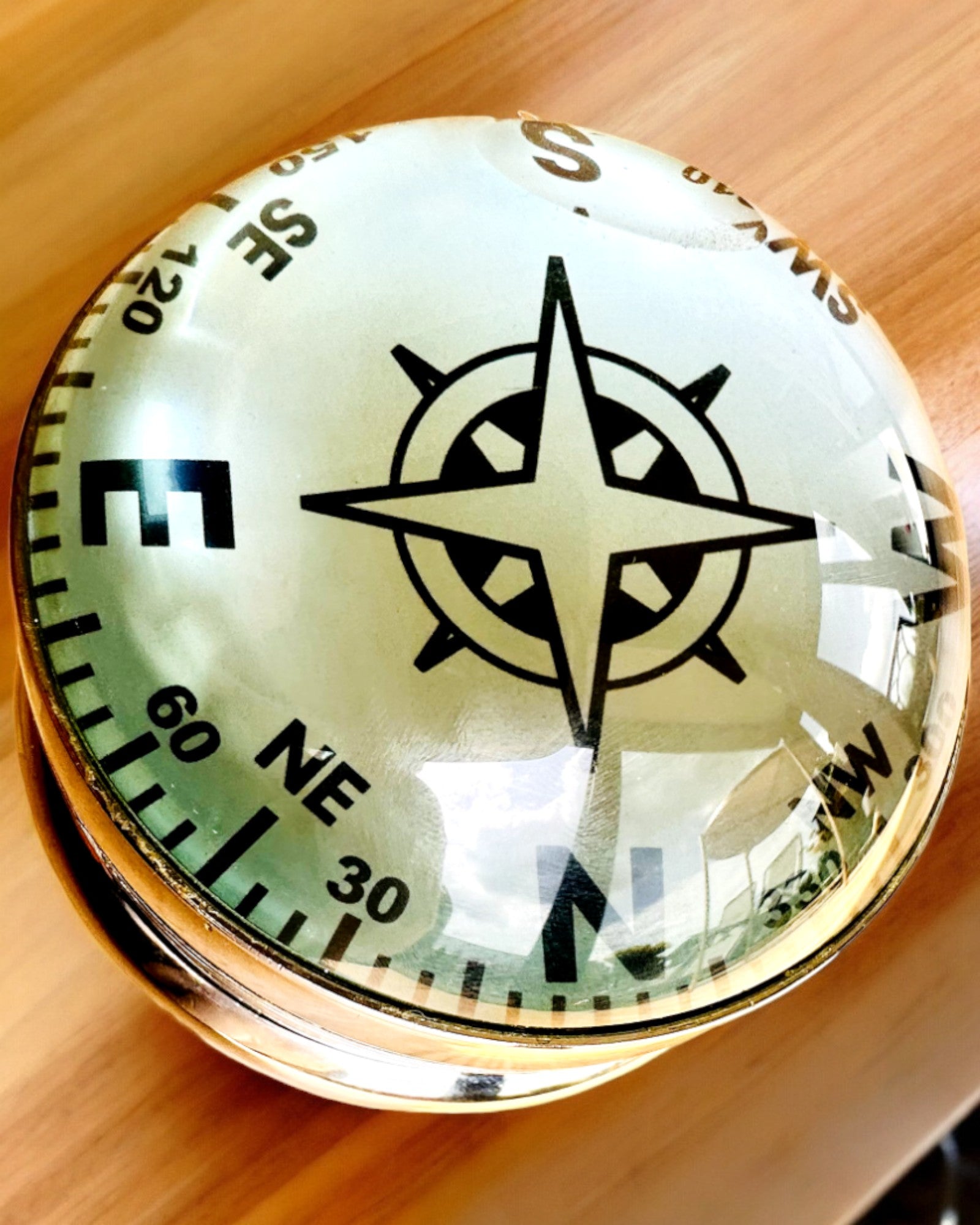 Bailey Compass Clock - Елегантний годинник з мотивом компаса з можливістю гравіювання