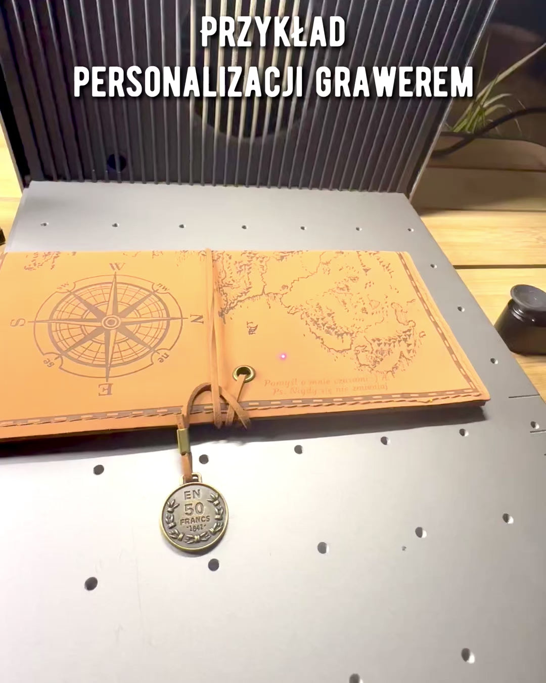 Retro Jasno brązowy - matowy, skórzany Piórnik w Stylu Podróżnika z Mapą Świata – Praktyczny i Pojemny. Personalizacja grawerem.